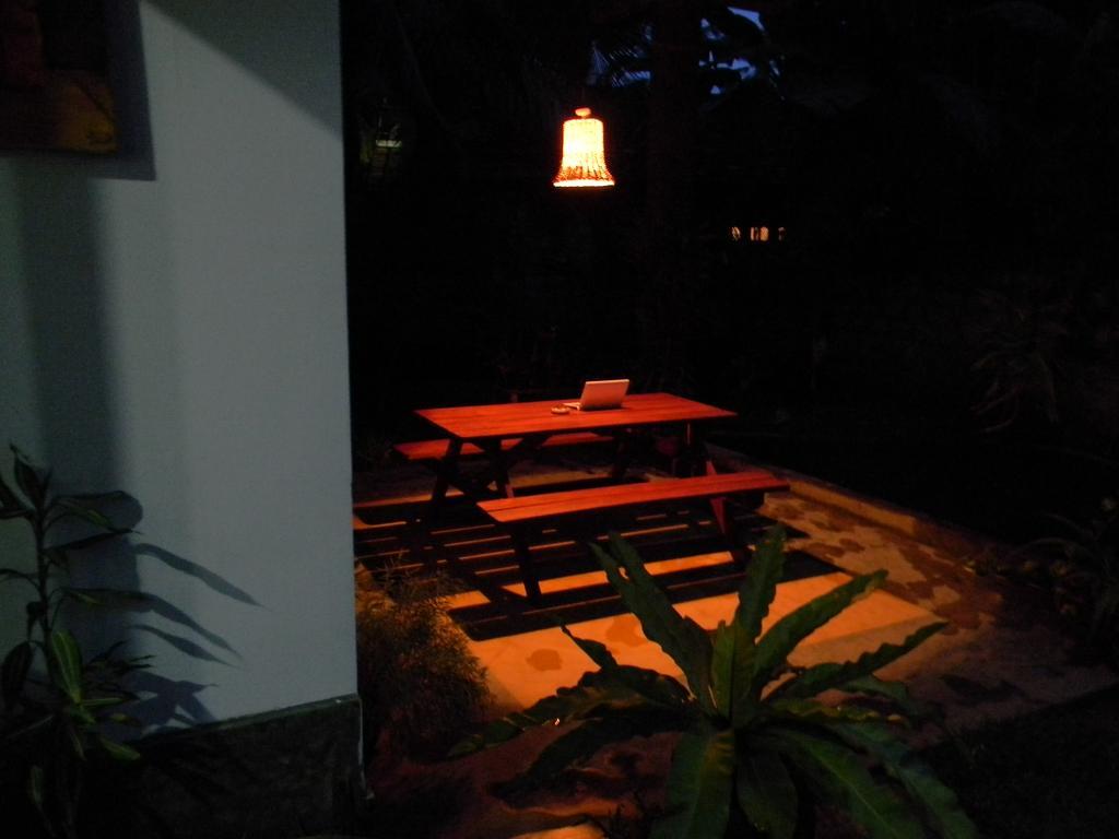 Om Villa Hikkaduwa Exterior photo