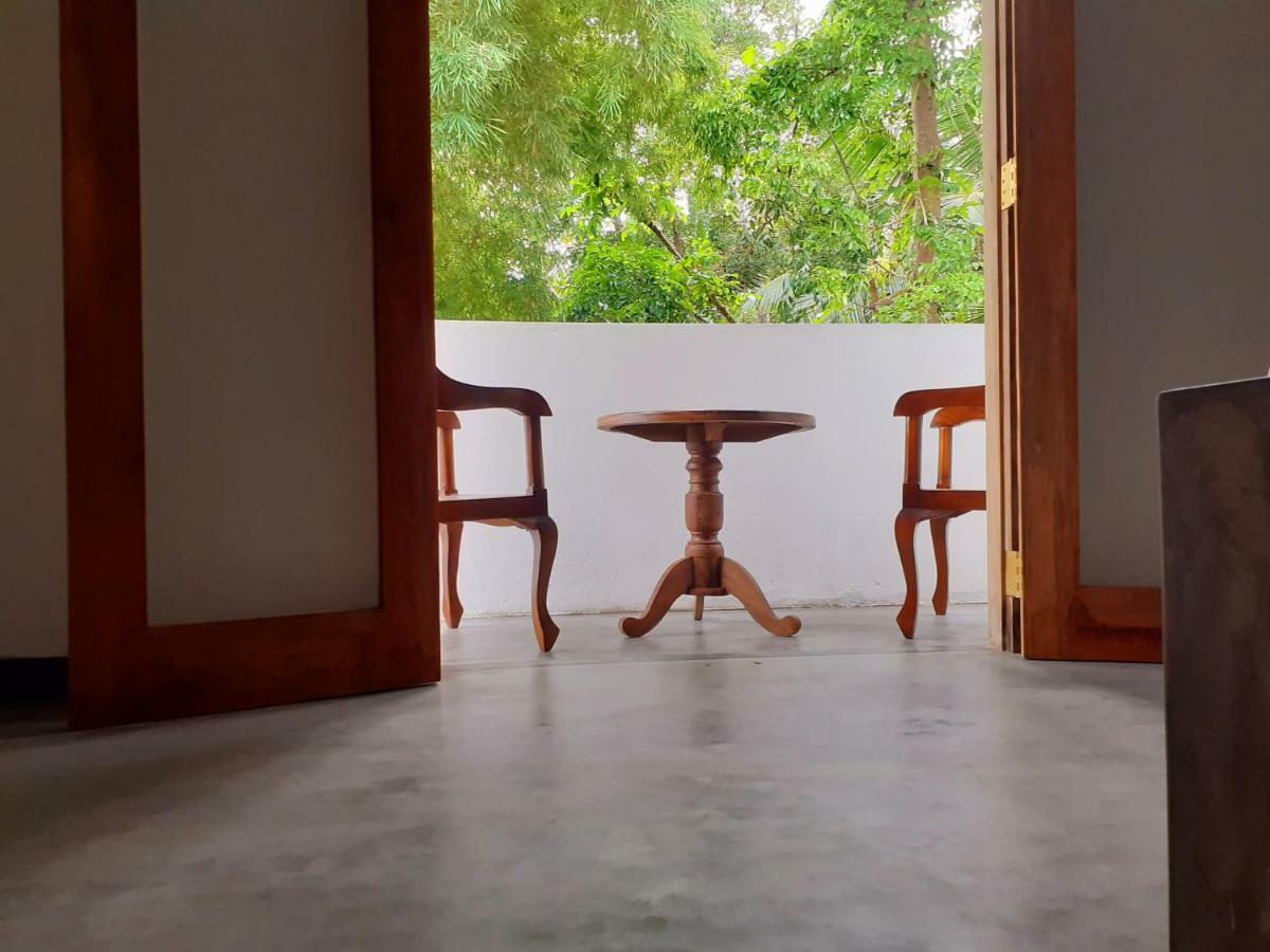 Om Villa Hikkaduwa Exterior photo